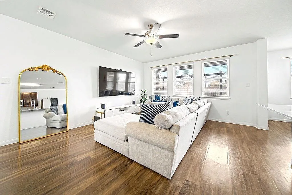 4 bed, 2.5 bath, 2026 sqft, $2,295 — Photo 4