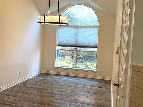 4th image of 609 Mossycup Oak Dr