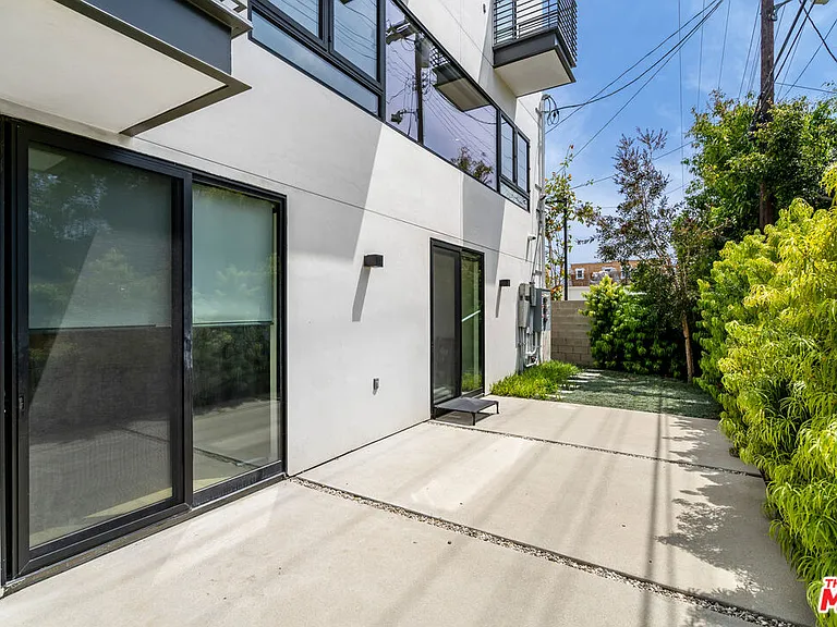 2017 Barry Ave — Photo 16