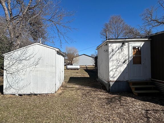 4th image of 303 Railway Ave