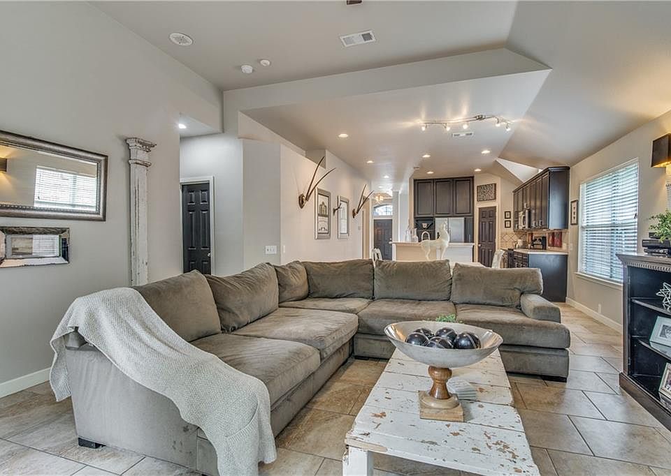 1st image of 2609 Travis Dr