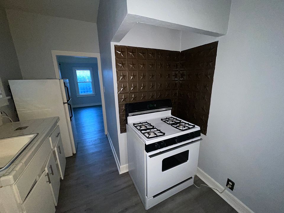Full Kitchen 
Stove and Fridge 
Breakfast Knock