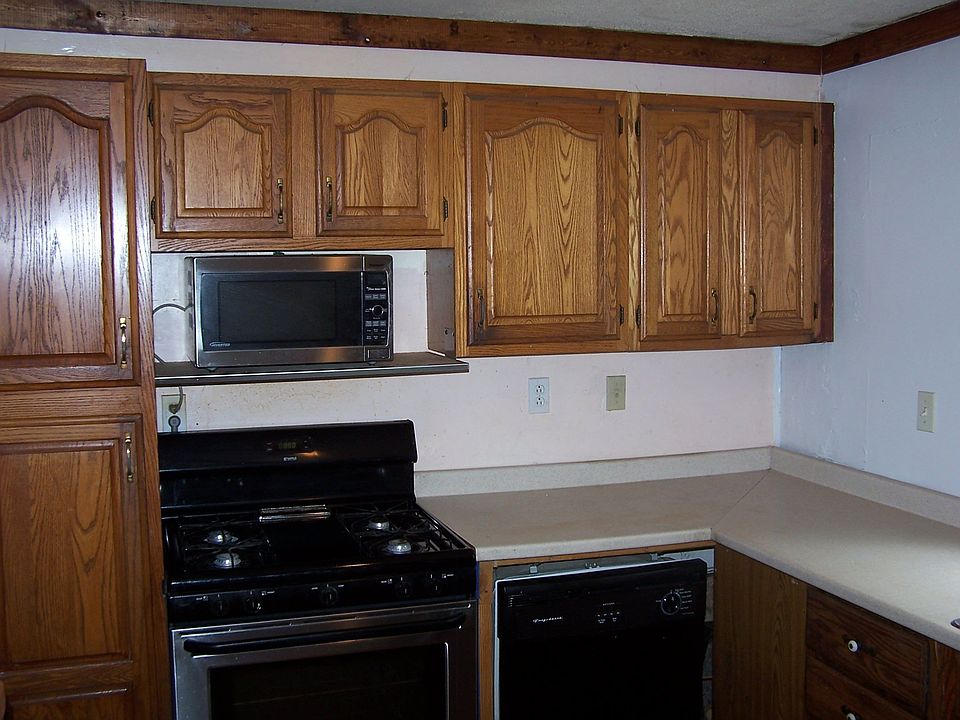 Eat-in kitchen updated 4 yrs ago with cabinets, countertop, & laminate wood fl