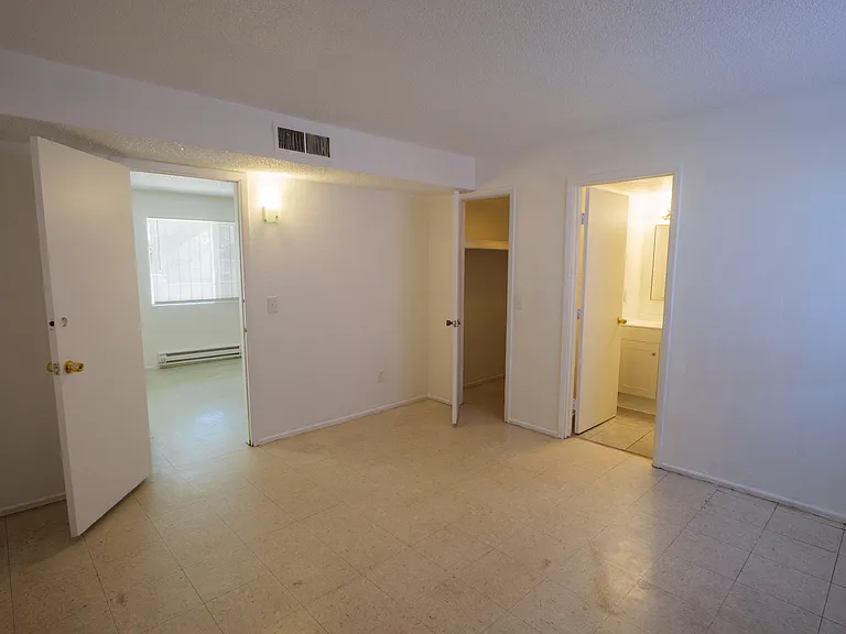 2460 N Balboa Ave — Photo 9