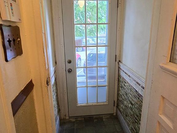 4th image of 925 S Clinton St