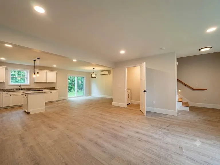 546 Main St — Photo 7