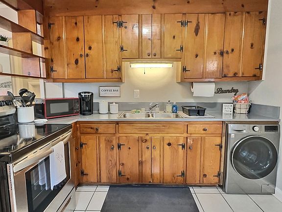 5th image of 368 Doster St