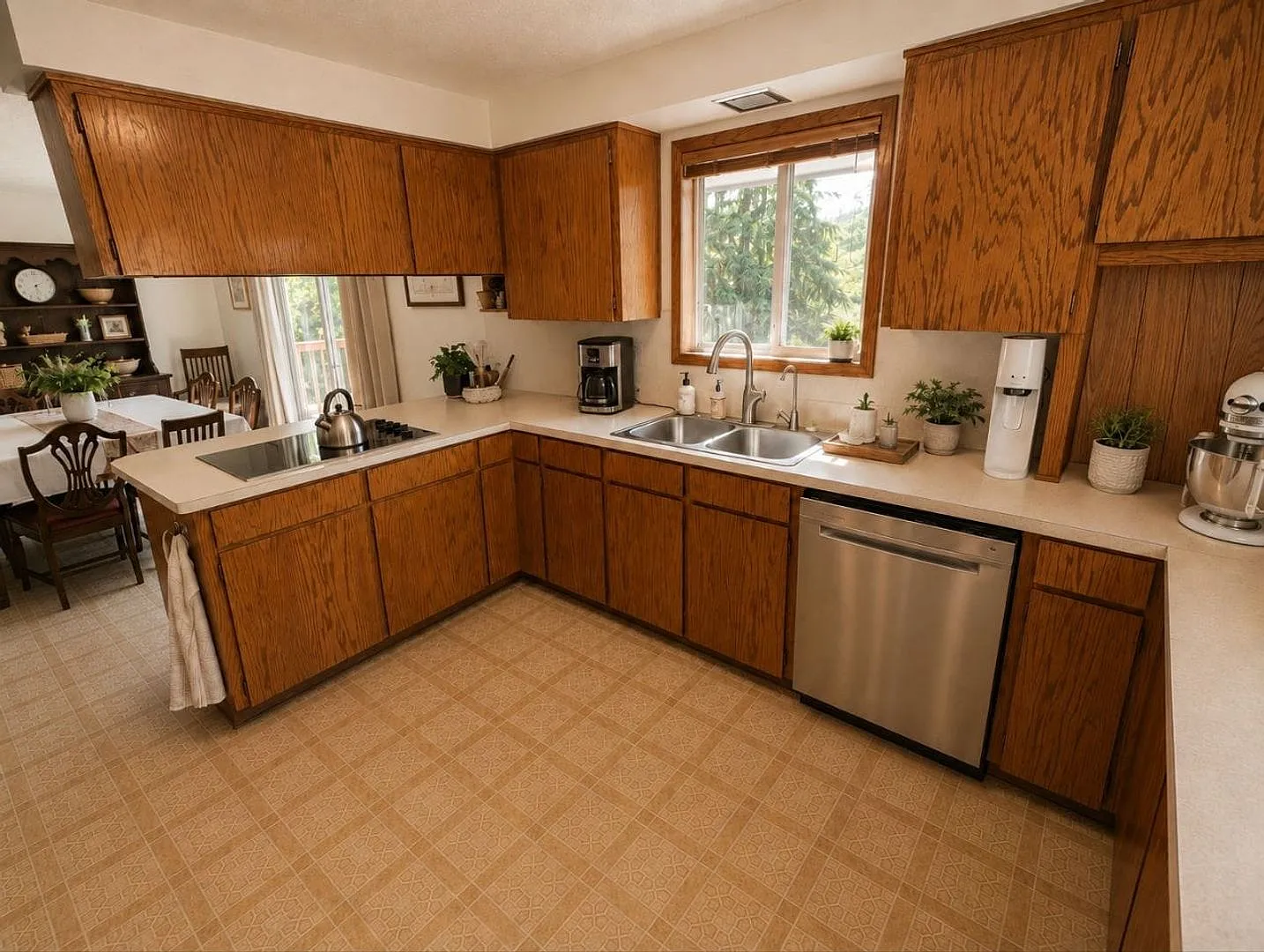 Beautiful 6 Bedroom Home in West Linn's Sunset Neighborhood with Huge Daylight Basement, Large Pr... — Photo 4