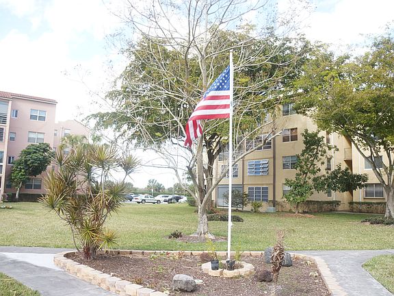 5th image of 2851 Somerset Dr APT 212