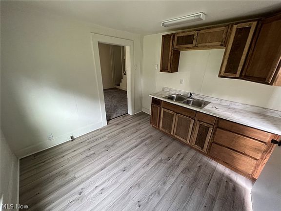 5th image of 230 Van Buren St
