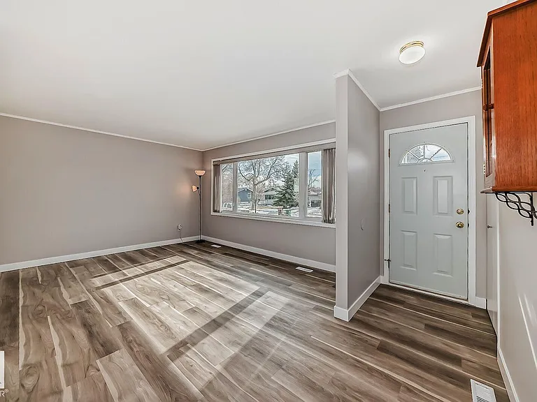 37 Sheridan Dr — Photo 5