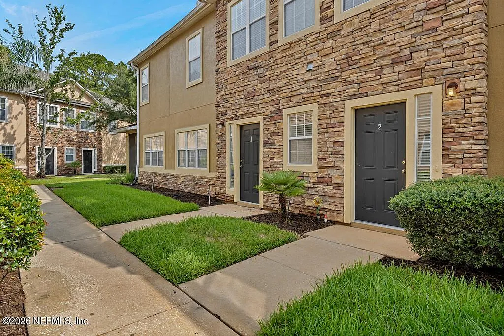 2 bed, 2.0 bath, 1004 sqft, $1,995 — Photo 4