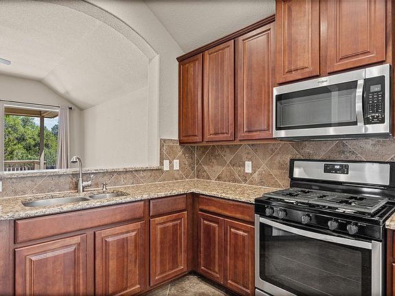 5th image of 747 Westbury Ln