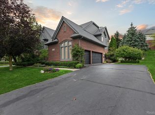 4986 Highland Ct, Clarkston, MI 48348