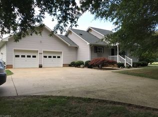 907 Pratt Rd, Ararat, NC 27007