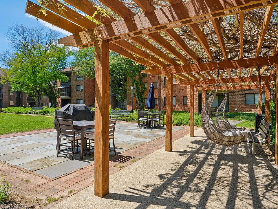 The Greens at Columbia Apartments