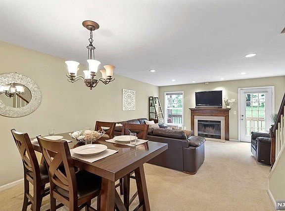 3rd image of 896 Somerset Ct