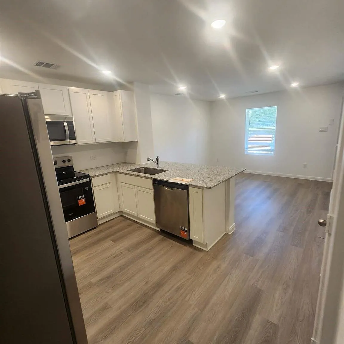 3 bed, 2.0 bath, 1030 sqft, $1,700 — Photo 3
