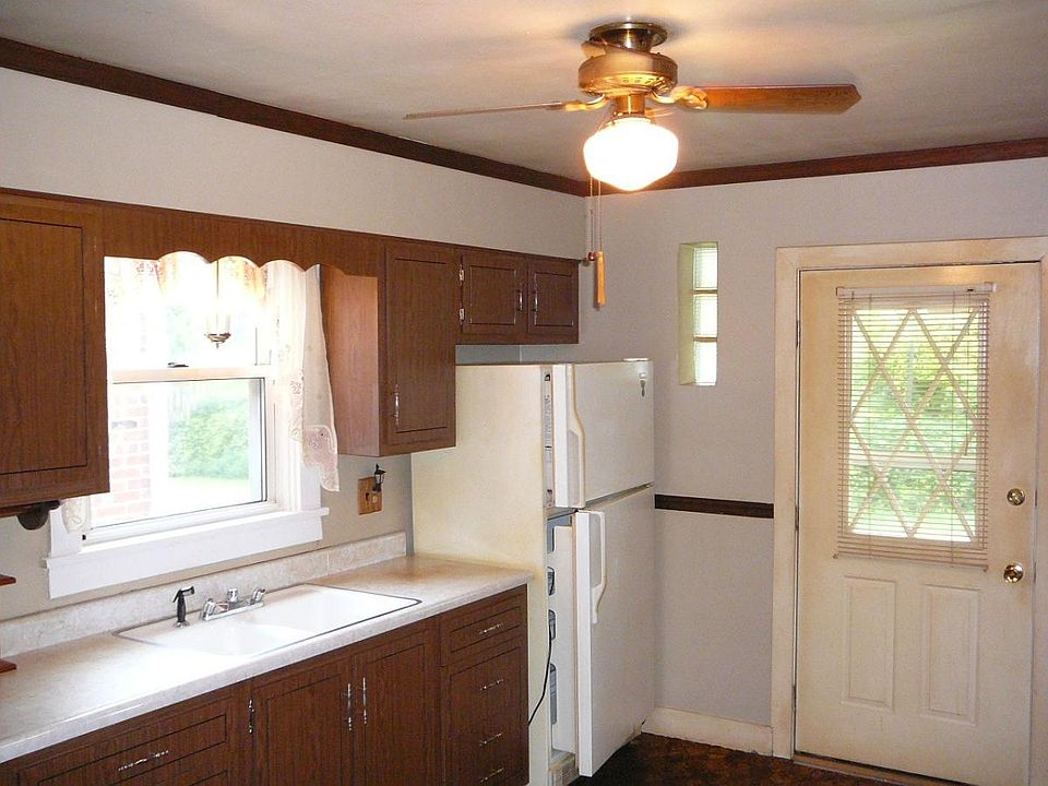 2nd image of 1920 Victoria Ave