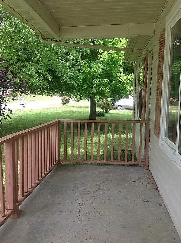 1002 E Railroad St — Photo 4