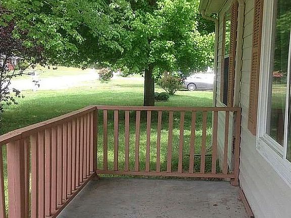4th image of 1002 E Railroad St