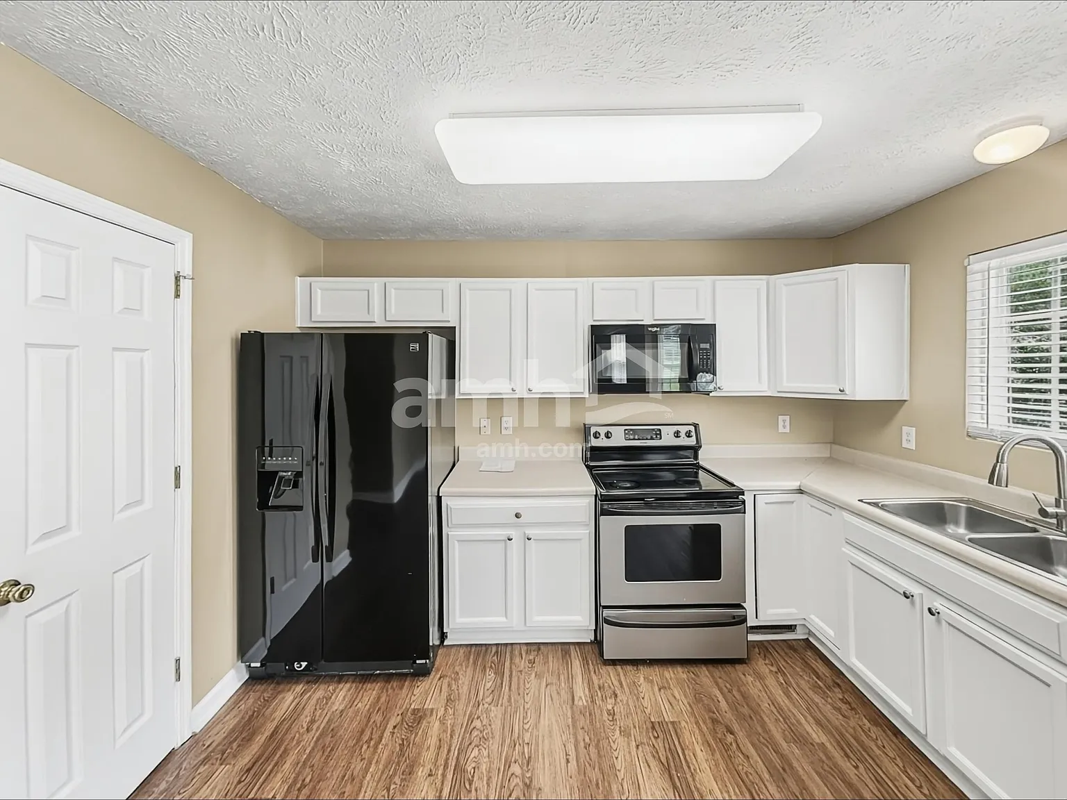 3 bed, 2.5 bath, 2016 sqft, $2,295 — Photo 4