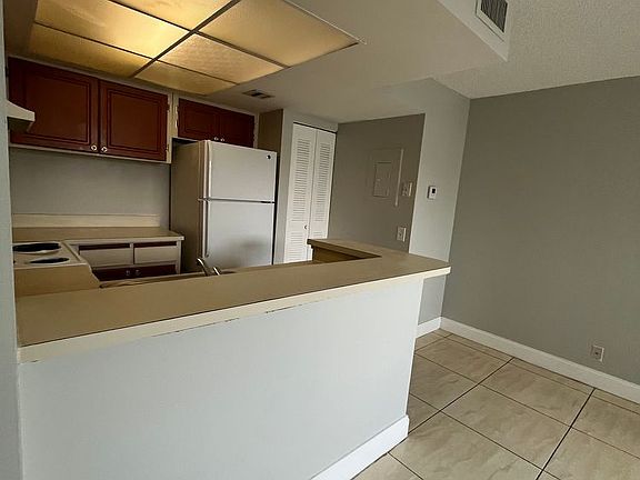2nd image of 718 Executive Center Dr APT 15