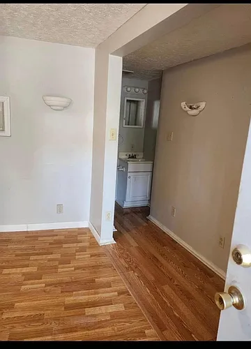31 Duke Rd Photo 1