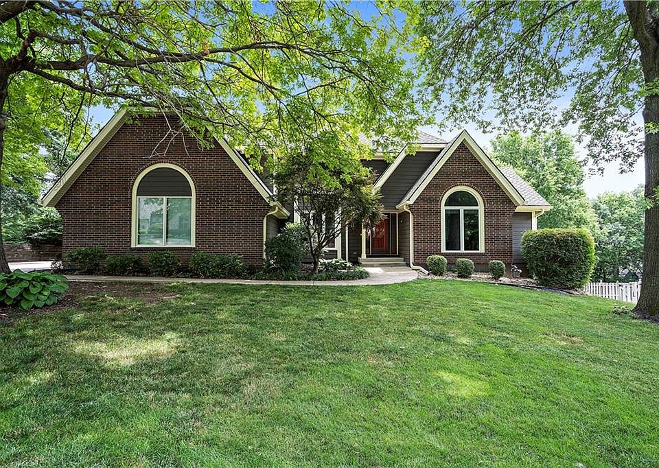 1st image of 301 Camelot Dr