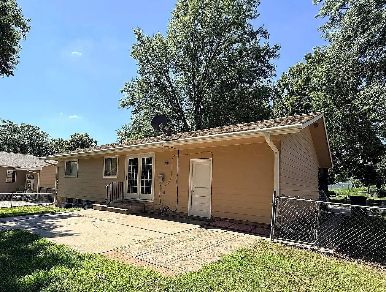 8130 N Hazelwood Dr — Photo 2