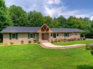 127 Woodhaven Dr, Hendersonville, NC 28739
