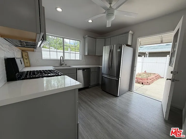 18601 Hiawatha St — Photo 13