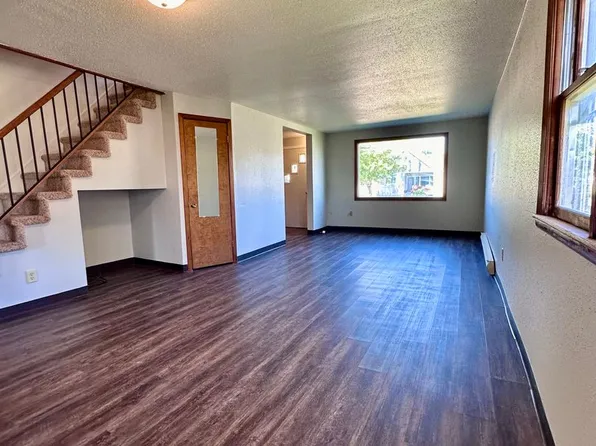 955 4th St SW, 955 4th St SW #3, Valley City, ND 58072