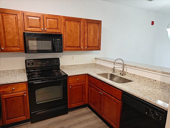 Kitchen w all appliances and new granite countertops!