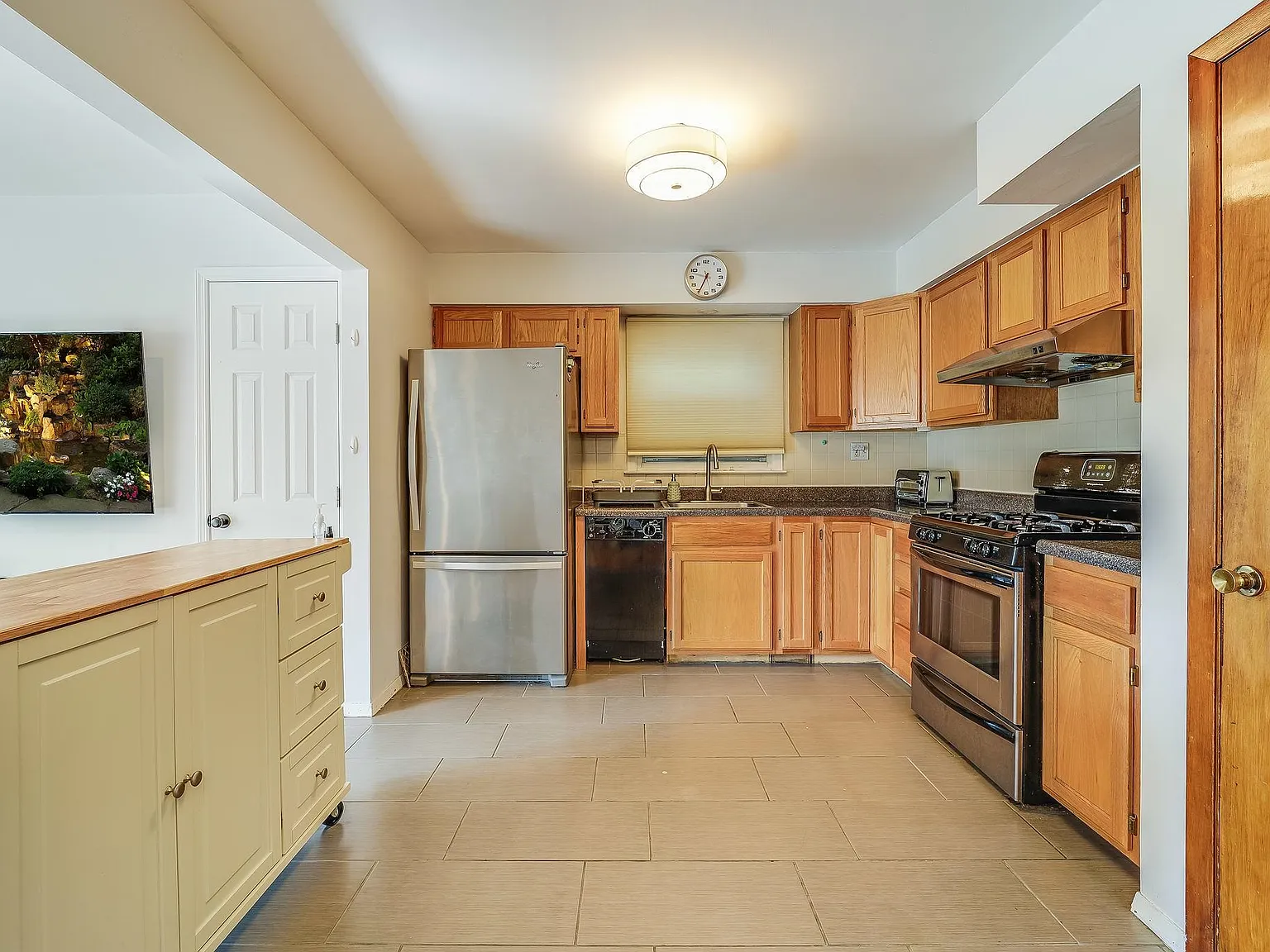 3 bed, 2.0 bath, 1100 sqft, $3,295 — Photo 4