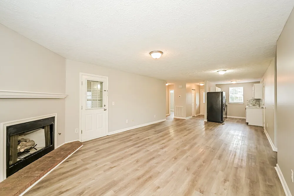 3 bed, 2.0 bath, 1253 sqft, $2,295 — Photo 3