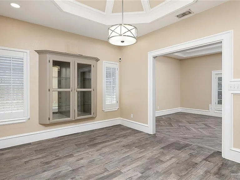 413 E Wisteria Ave — Photo 4