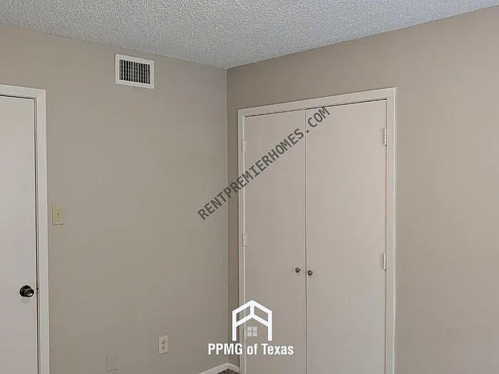 6912 Westglen Dr — Photo 2