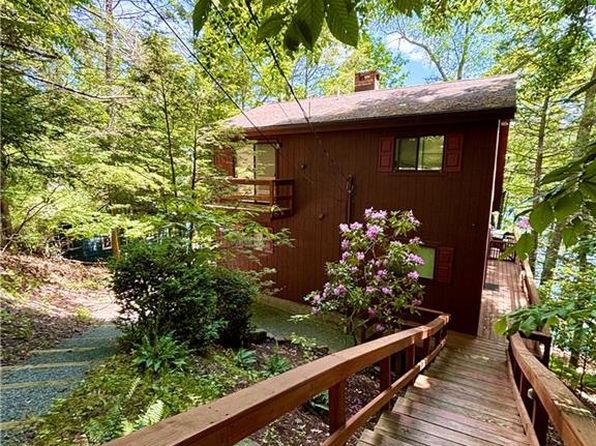 133 N Eastwood Dr, Greentown, PA 18426