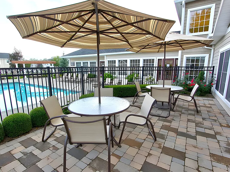 Country Club Manor — Photo 10