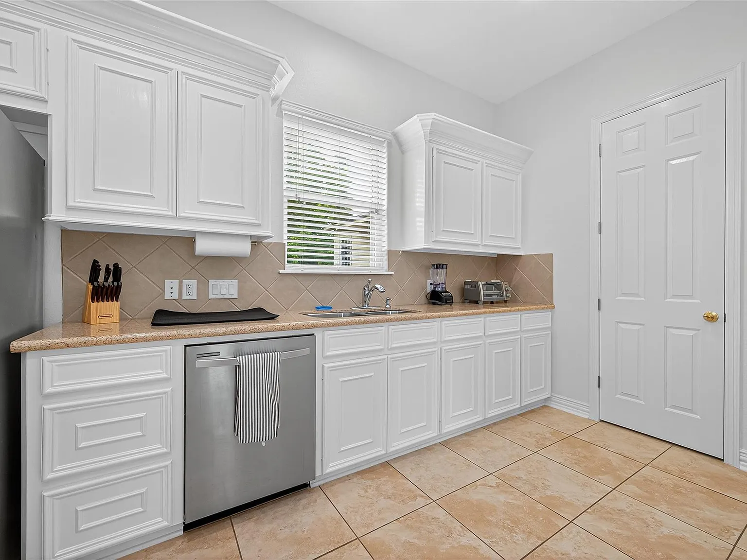 3 bed, 3.5 bath, 2076 sqft, $6,000 — Photo 3