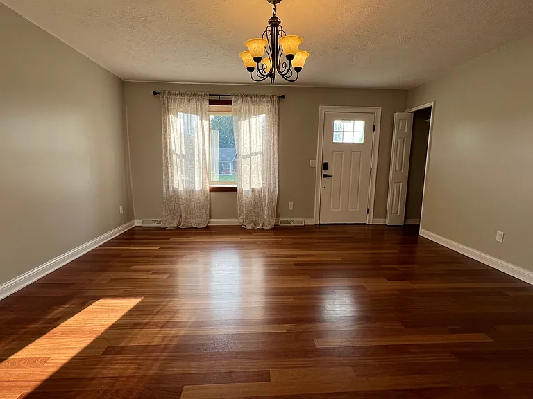 331 Madison Dr — Photo 4