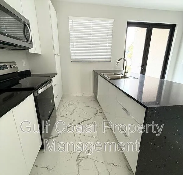 2216 NE 10th Pl — Photo 10