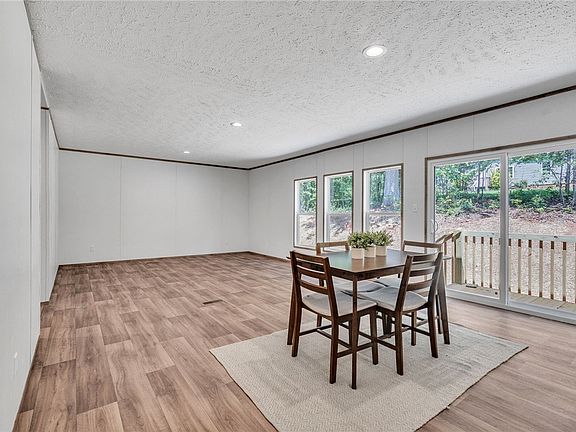 4th image of 111 Montague Ln