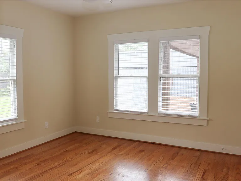 220 W 16th St — Photo 9