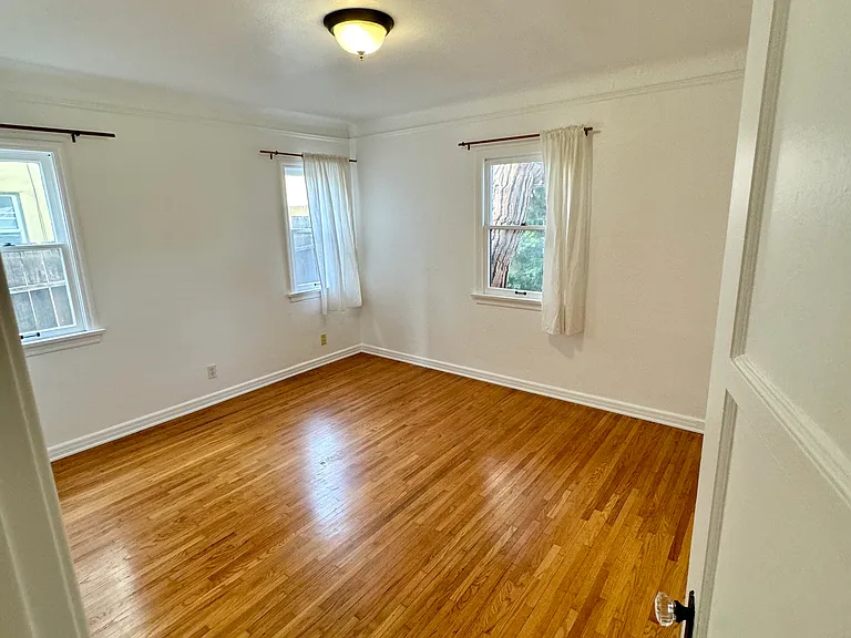 1855 S Cochran Ave — Photo 4