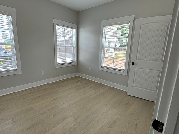 3rd image of 40 Feathered Oaks Blvd