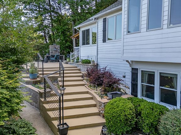 3rd image of 1925 Lakeview Summit Dr