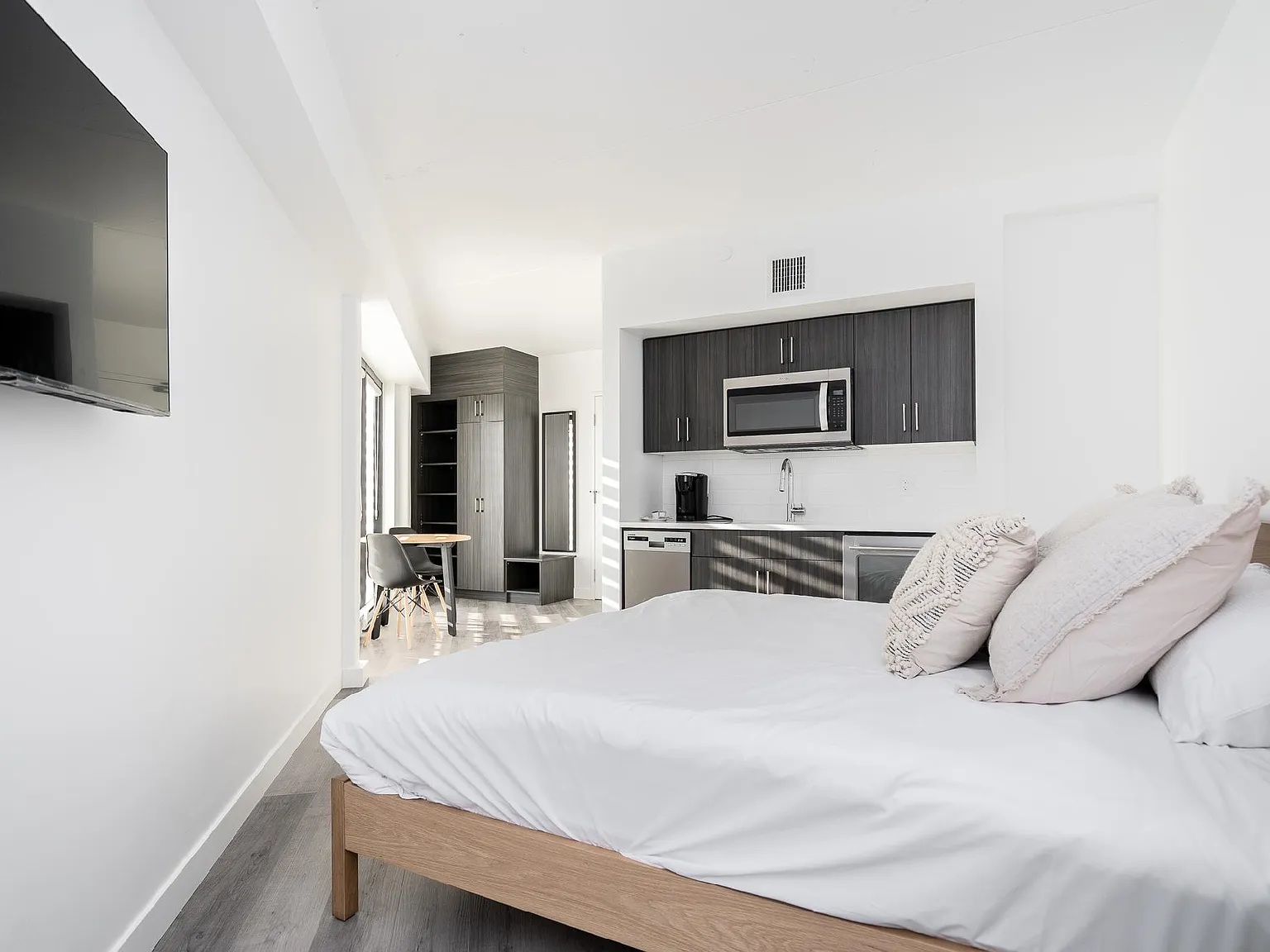 1 bed, $3,105 — Photo 2