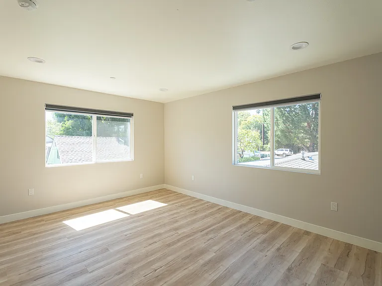 1117 1/2 Grevelia St — Photo 15